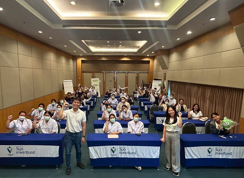 ภาพบรรยากาศการบรรยายหัวข้อ "จรรยาบรรณในการดำเนินธุรกิจและปฏิบัติงาน" สำหรับผู้บริหาร บุคลากรทางการแพทย์ และพนักงานโรงพยาบาลวิมุต – เทพธารินทร์