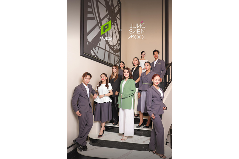 พฤกษา เปิดตัว “ยูนิฟอร์มใหม่” พร้อมผนึก “JUNG SAEM MOOL” ปรับลุคครั้งใหญ่! ยกระดับการมอบประสบการณ์ความประทับใจตั้งแต่แรกพบ ด้วยความใส่ใจครบทุกมิติของคุณภาพชีวิตที่ดีขับเคลื่อนแนวคิด “Lifetime Well-Living อยู่ดี...ทั้งชีวิต”