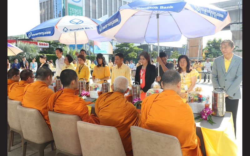 พฤกษา และชาวเขตพญาไท ร่วมทำบุญตักบาตร ถวายเป็นพระราชกุศลอุทิศถวายในหลวง รัชกาลที่ 9